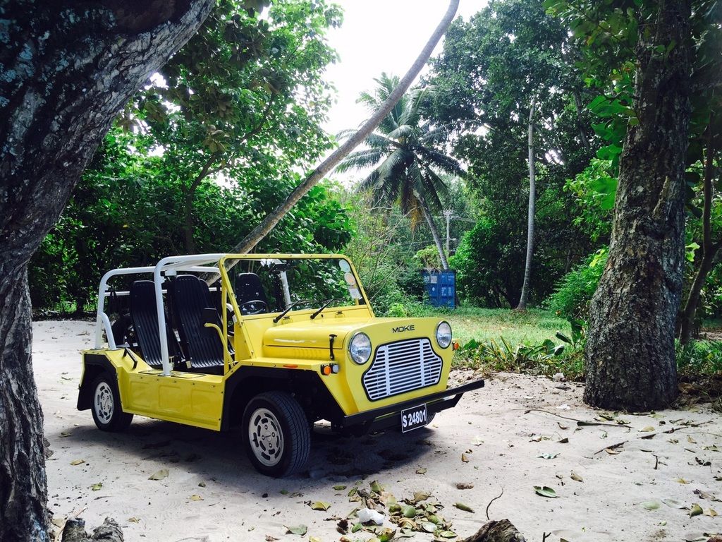 Una Mini Moke su una spiaggia delle Seychelles